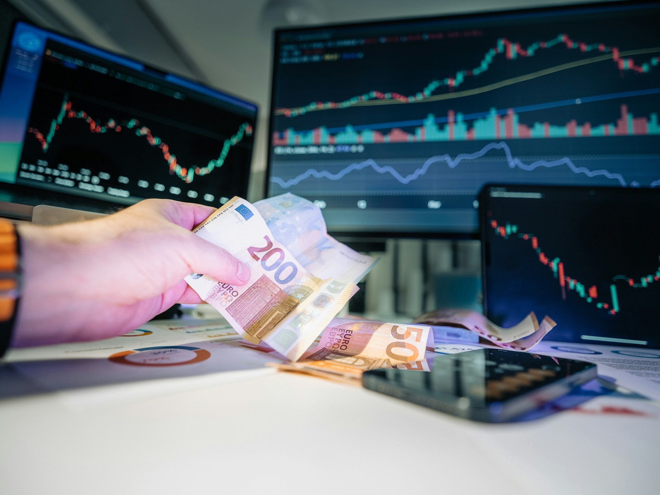 man with money - How Much Do Funded Traders Make