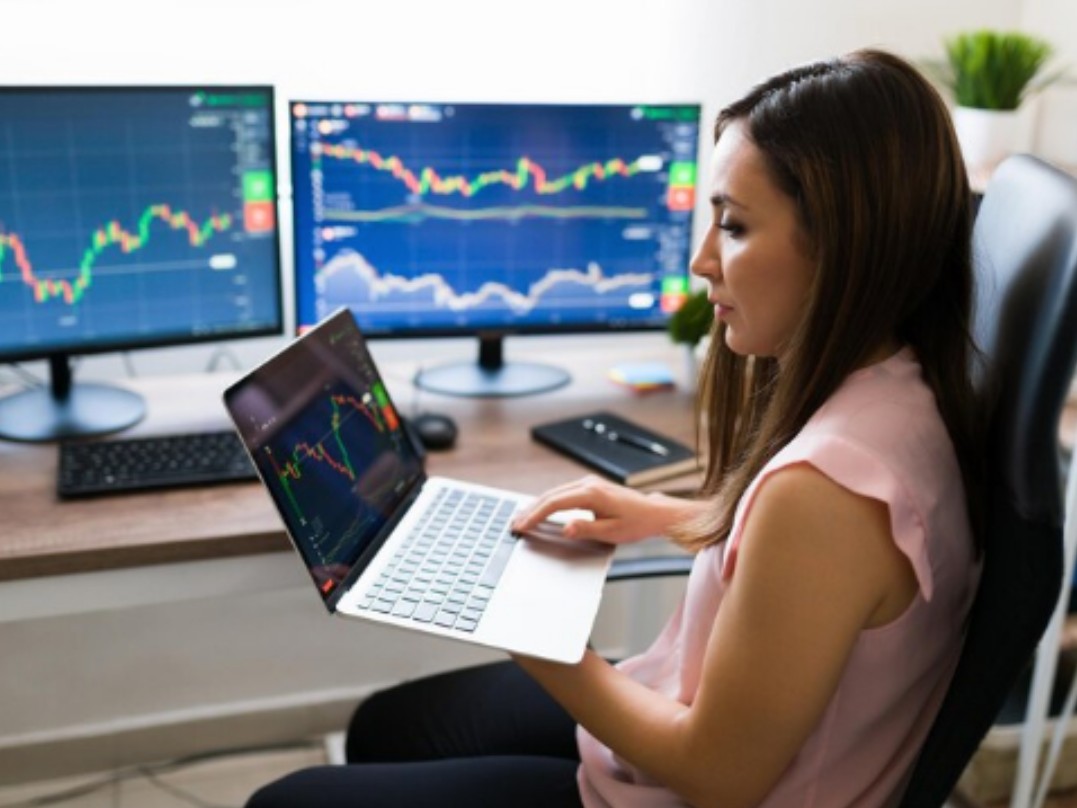 woman trading - What is the Consistency Rule in a Prop Firm