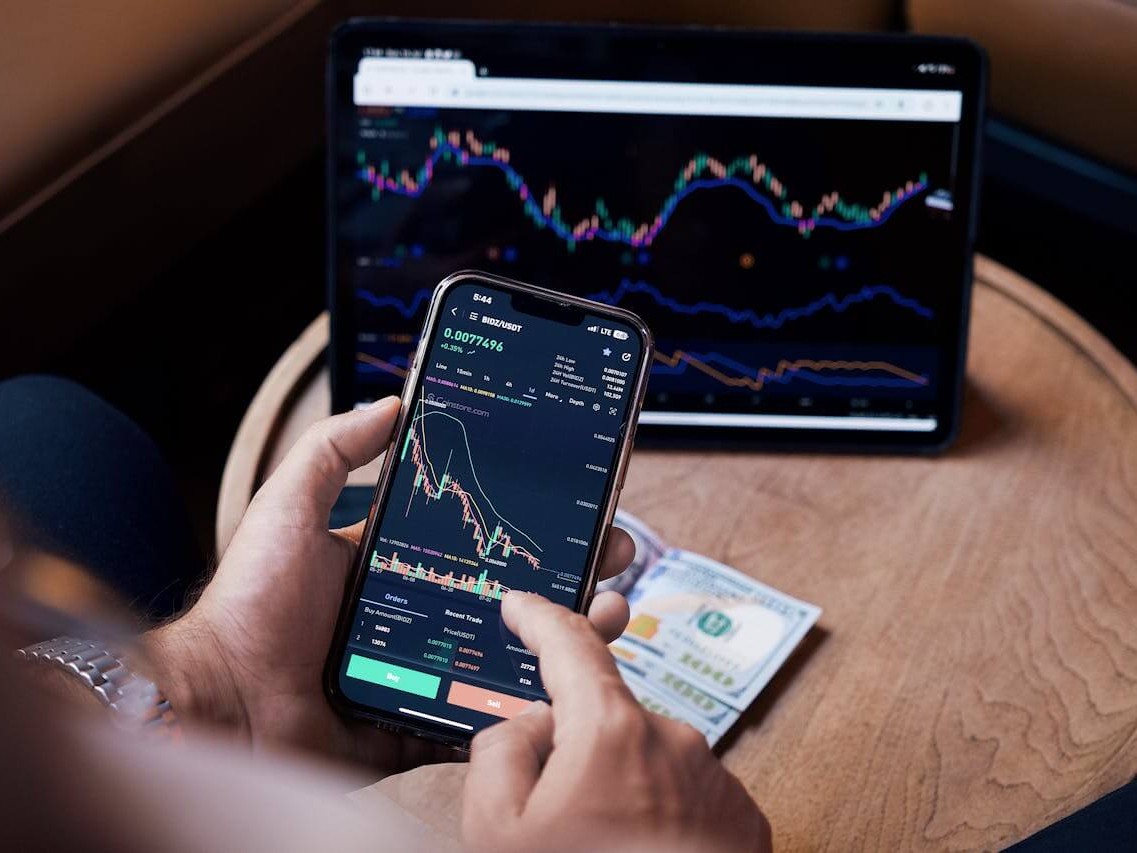 woman trading - Best Futures Prop Trading Challenge Fees