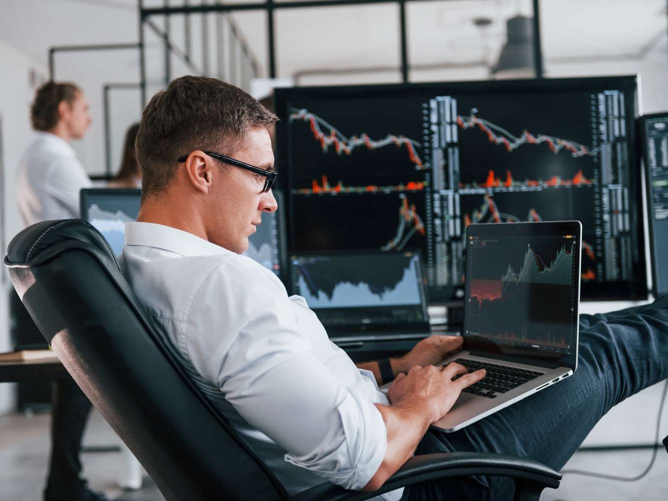 man focused on trades - Initial Margin vs Variation Margin