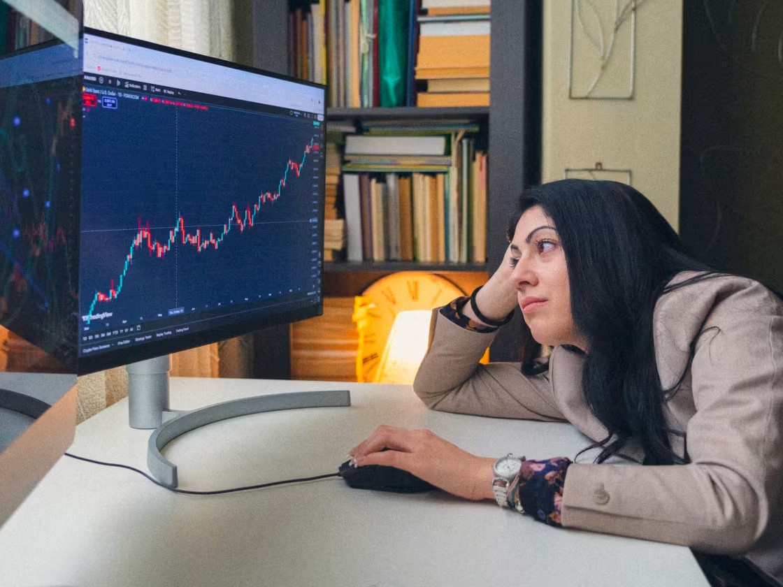 woman focused - Day Trading Average Income