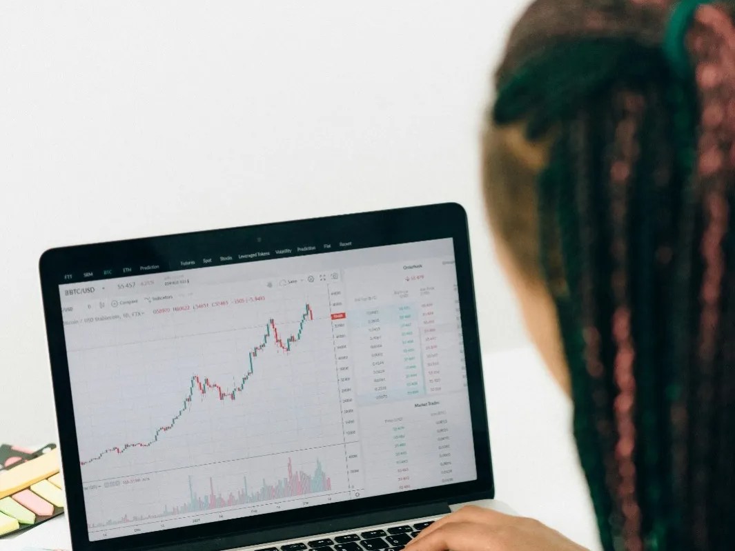 woman trading - Trading Goals for Beginners