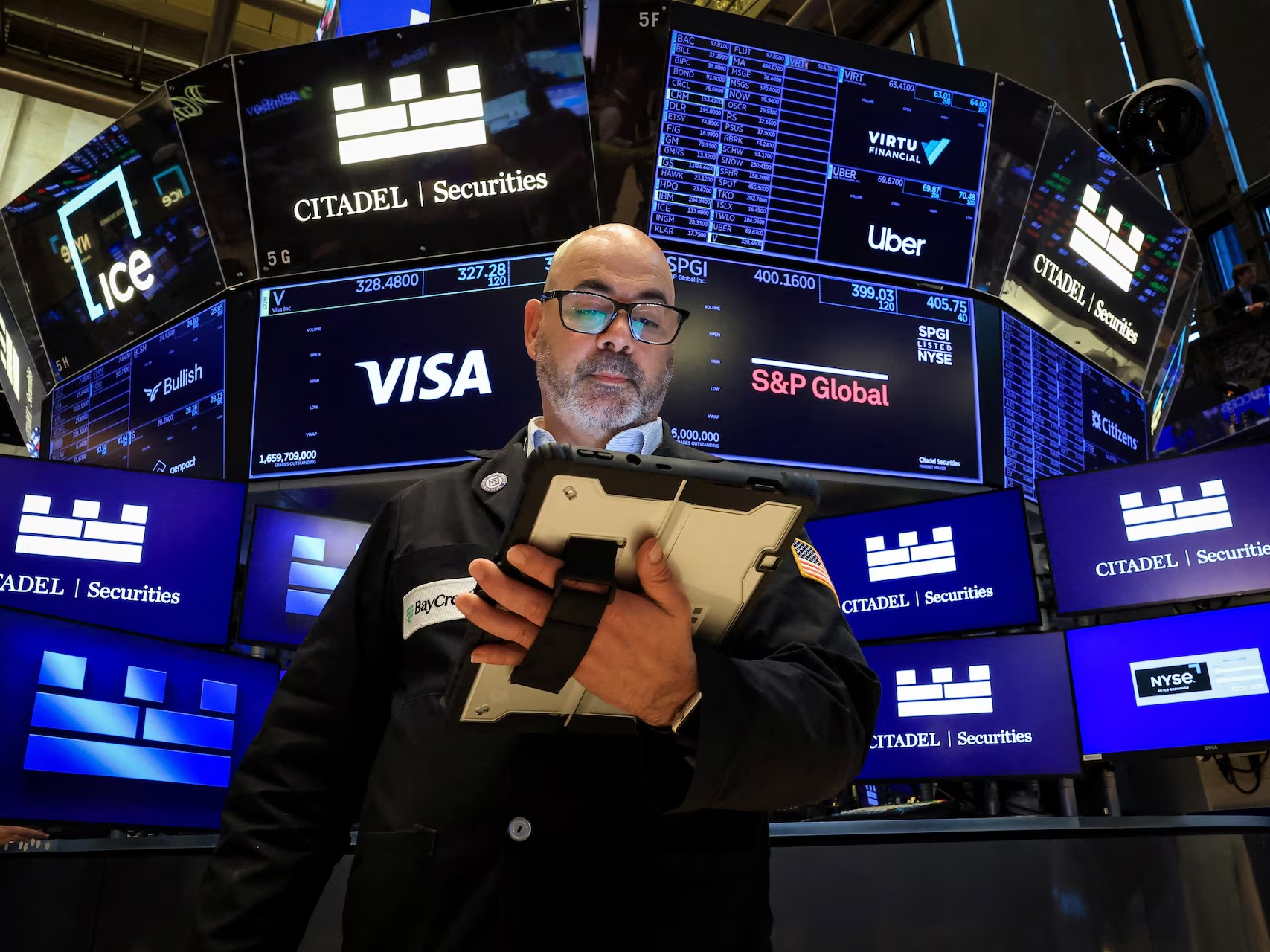 man standing infront of screens - Best Futures to Day Trade